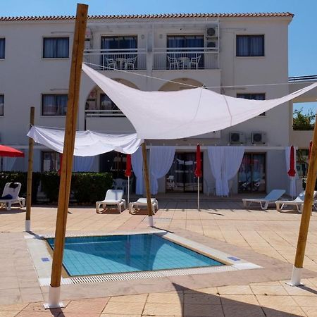 Amore Hotel Apts Paralimni Eksteriør billede