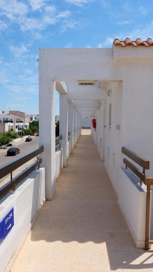 Amore Hotel Apts Paralimni Eksteriør billede