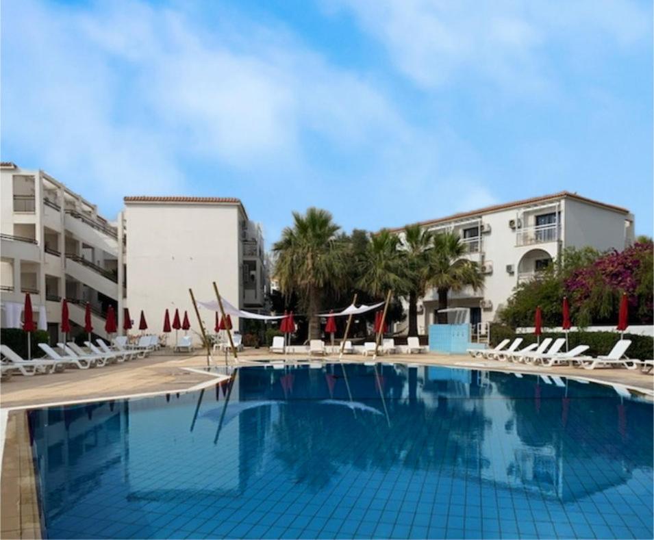 Amore Hotel Apts Paralimni Eksteriør billede