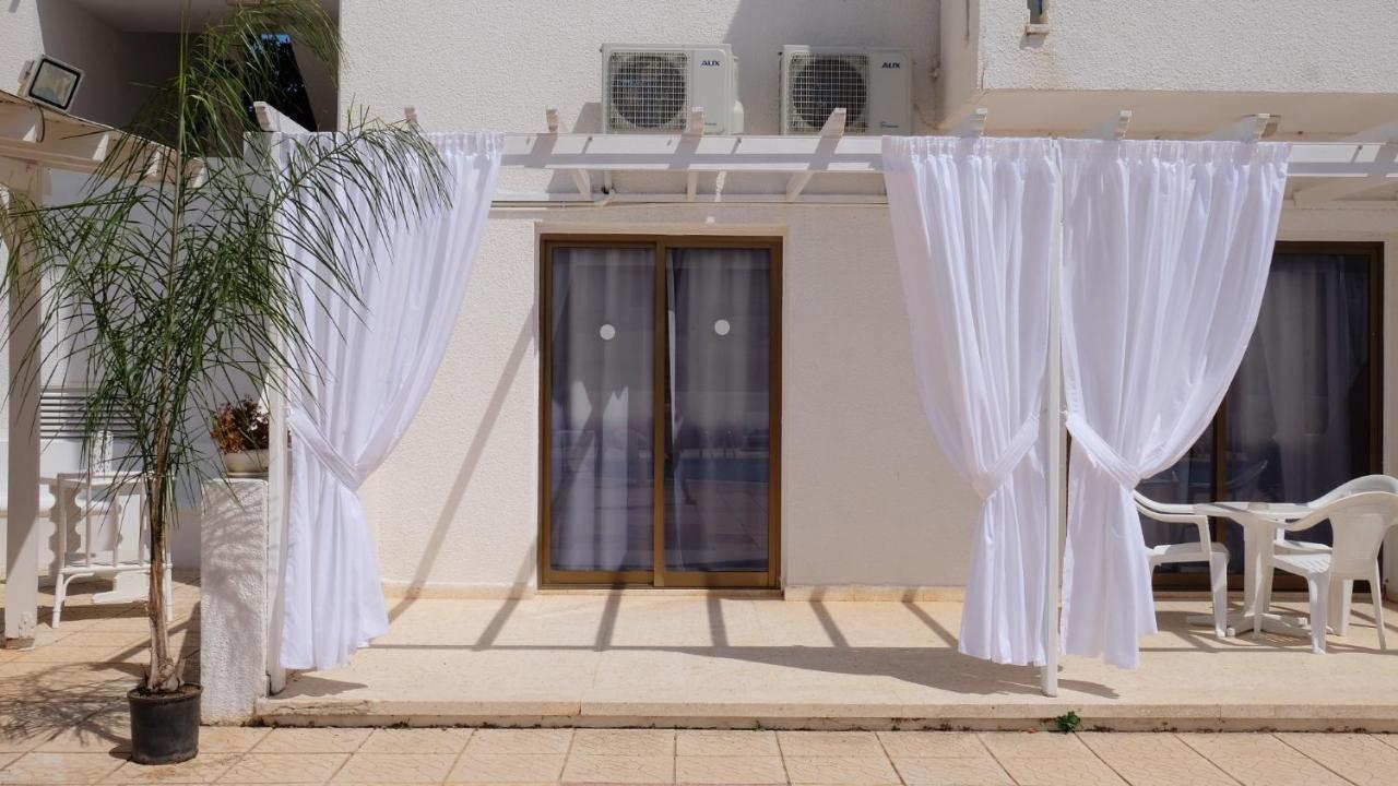 Amore Hotel Apts Paralimni Eksteriør billede