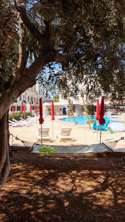 Amore Hotel Apts Paralimni Eksteriør billede