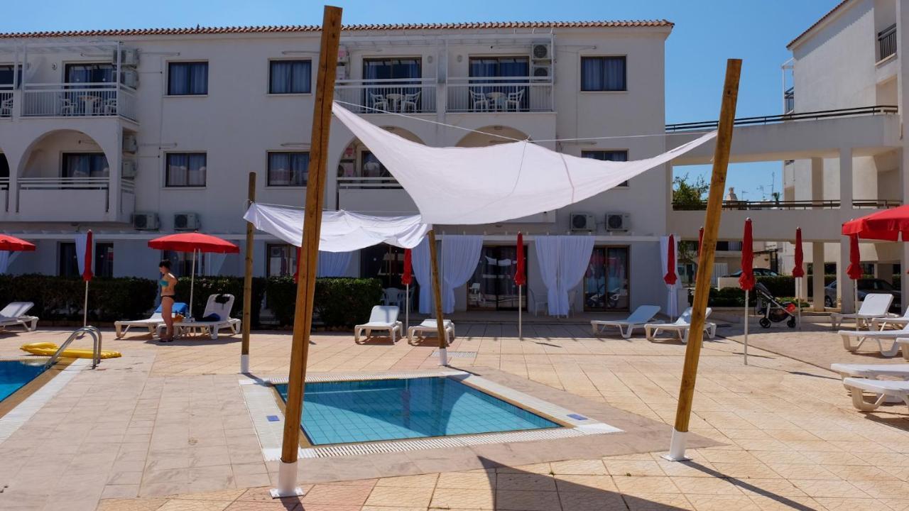 Amore Hotel Apts Paralimni Eksteriør billede